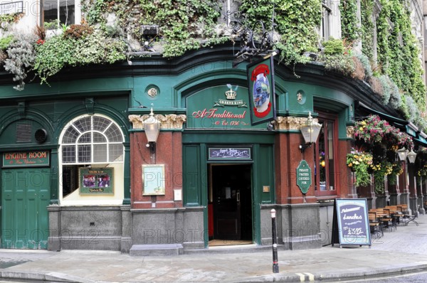 English pub, THE RAILWAY TAVERN since 1736, London, England, Great Britain, Traditional pub with green façade and lush planting, London, England, Great Britain