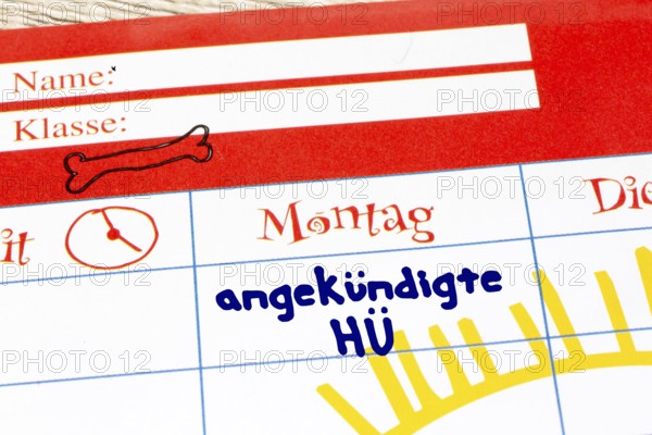 (Photomontage) Close-up of a timetable with added text ANGEKÜNDIGTE HÜ