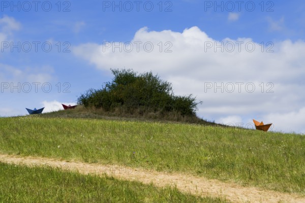 Installation hin und weg by Charlotte Bretschneider, symbol for hopeful spirit of optimism, 12th international wind art festival 2025, landscape exhibition bewegter wind, Zierenberg, Northern Hesse, Germany
