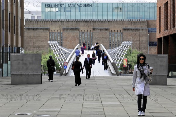 Millenium Bridge, behind TATE MODERN, London, England, Great Britain, Europe, Cityscape with people on a pedestrian bridge in front of a modern building