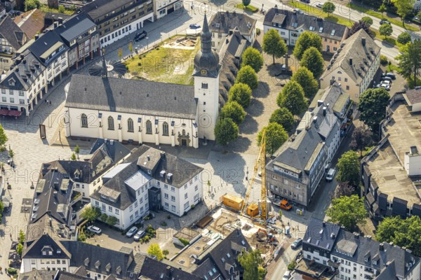 Aerial view, Stiftsplatz with St. Walburga catholic church, behind car park Stiftsplatz with parking deck, construction site and construction crane with new building at Kaiser-Otto-Platz, Meschede-Stadt, Meschede, Sauerland, North Rhine-Westphalia, Germany, place of worship, construction work, construction area, building site, building plots, construction project, construction project, construction site, DE, Europe, religious community, place of worship, holy place, church, parish, denomination, aerial view, aerial photography, aerial photography, new building, religion, religious site, Ruhr area, overview, bird's-eye view, birds-eyes view, overview