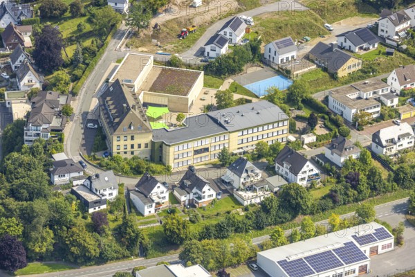 Aerial view, St. Walburga-Realschule with green awnings, construction site An Klocken Kapelle, Meschede-Stadt, Meschede, Sauerland, North Rhine-Westphalia, Germany, education, educational institution, DE, Europe, educational institute, aerial view, aerial photography, aerial photography, secondary school, Ruhr area, school, overview, bird's-eye view, overview