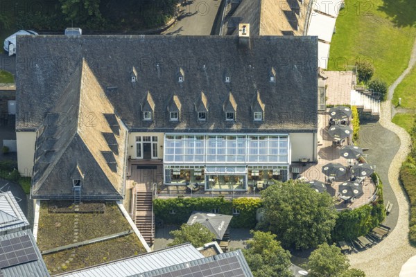 Aerial view, Welcome Hotel Meschede/Hennesee with solar roof and winter garden, outdoor catering and sunshades, Berghausen, Meschede, Sauerland, North Rhine-Westphalia, Germany, DE, Europe, inn, restaurant, gastronomy, Hennetalsperre, hotel, hotel complex, hotel business, aerial view, aerial photography, aerial photography, Ruhr area, sandy beach, ship, overview, bird's-eye view, overview