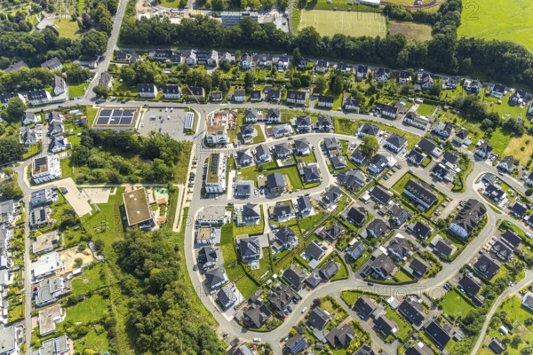Aerial view, single-family houses residential area Ziegeleiteich, AWO Kindergarten Mobile with red awning, and Netto supermarket, Meschede-Stadt, Meschede, Sauerland, North Rhine-Westphalia, Germany, DE, shopping centre, shopping place, shopping mall, Europe, property tax, real estate, kindergarten, day care centre, day nursery, day nursery, aerial view, aerial photography, aerial photography, local supply centre, Ruhr area, supermarket, overview, bird's-eye view, residential complex, living and living, residential area, residential quality, residential quarter, housing estate, residential area, birds-eyes view, overview