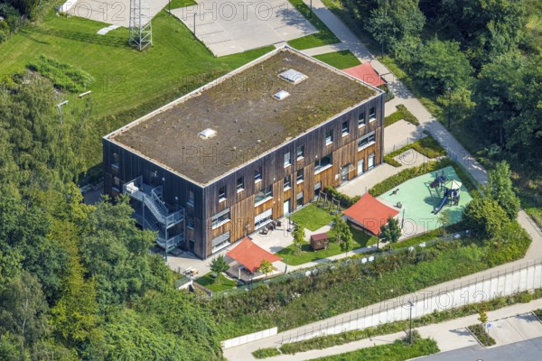 Aerial view, AWO Kindergarten Mobile Kita with red awning, Am Ziegeleiteich, Meschede-Stadt, Meschede, Sauerland, North Rhine-Westphalia, Germany, DE, Europe, kindergarten, day care centre, day care centre, aerial view, aerial photography, aerial photography, Ruhr area, overview, bird's-eye view, overview