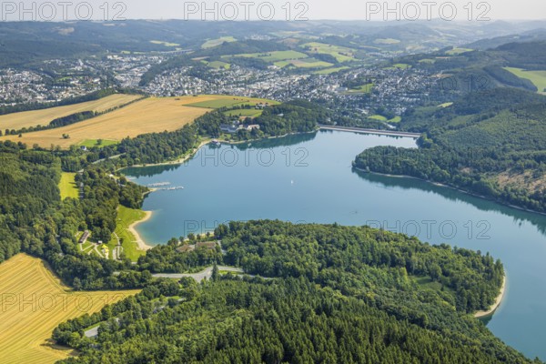 Aerial view, Hennesee dam surrounded by forest, Welcome Hotel and view to Meschede, sailing boat on the lake, Berghausen, Meschede, Sauerland, North Rhine-Westphalia, Germany, DE, Europe, gastronomy, Hennetalsperre, hotel, hotel complex, hotel business, aerial view, aerial photography, aerial photography, Ruhr area, overview, bird's eye view, birds-eyes view, overview