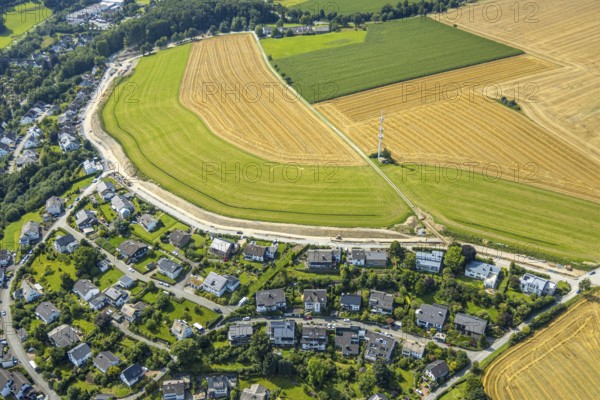 Aerial view, radio mast on a field Langelohweg, development plan Langeloh-West, Meschede town, Meschede, Sauerland, North Rhine-Westphalia, Germany, DE, Europe, property tax, real estate, aerial view, aerial photography, aerial photography, Ruhr area, overview, bird's eye view, residential area, housing and living, residential area, residential quality, residential neighbourhood, housing estate, residential area, birds-eyes view, overview