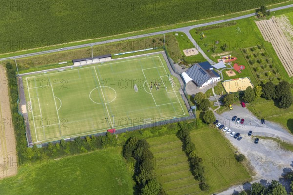 Aerial photo, sports field Reiste SuS Reiste e.V. and athletes on the field, Reiste, Eslohe, Sauerland, North Rhine-Westphalia, Germany, DE, Europe, football, football field, aerial photo, aerial photography, aerial photography, Meschede, Ruhr area, sport, sports facility, sports field, overview, bird's-eye view, overview