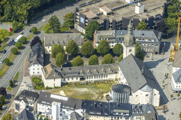 Aerial view, Stiftsplatz with St. Walburga catholic church, behind car park Stiftsplatz with parking deck, Meschede town, Meschede, Sauerland, North Rhine-Westphalia, Germany, place of worship, DE, Europe, religious community, place of worship, holy place, church, parish, denomination, aerial view, aerial photography, aerial photography, religion, religious site, Ruhr area, overview, bird's eye view, birds-eyes view, overview