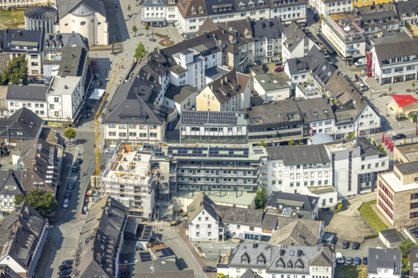 Aerial view, construction site with construction crane and new residential building on the corner of Zeughausstraße and Mühlenweg, former Hotel Gercken, Kaiser-Otto-Platz, Meschede-Stadt, Meschede, Sauerland, North Rhine-Westphalia, Germany, construction work, construction area, construction site, building plots, construction project, construction site, DE, Europe, aerial view, aerial photography, aerial photography, new building, Ruhr area, overview, bird's eye view, birds-eyes view, overview