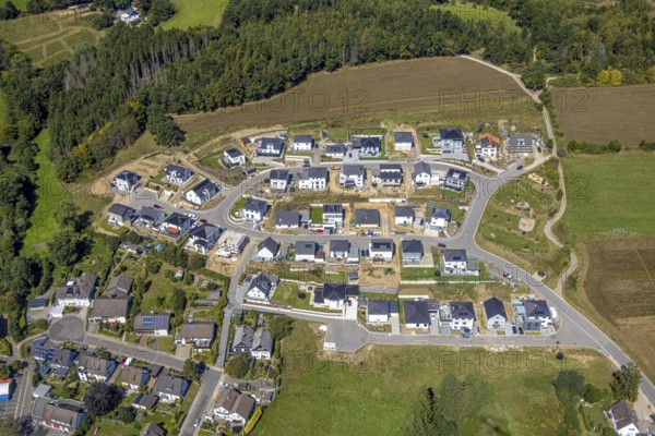 Aerial view, construction site and new construction of single-family houses, housing estate Schmittenkamp, Ehringhausen, Halver, Sauerland, North Rhine-Westphalia, Germany, DE, Europe, property tax, real estate, Kierspe, aerial view, aerial photography, aerial photography, Ruhr area, overview, bird's-eye view, residential complex, living and living, residential area, residential quality, residential neighbourhood, housing estate, residential district, birds-eyes view, overview