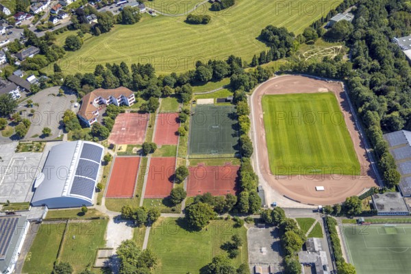 Aerial view, sports park Am Stadion, grass stadium with athletics track, football stadium Kiersper Sport-Club e.V. and tennis courts, sports hall Felderhof and Schanhollen primary school, Höferhof, Kierspe, Sauerland, North Rhine-Westphalia, Germany, education, educational institution, DE, Europe, primary school, teaching institute, aerial view, aerial photography, aerial photography, Ruhr area, school, overview, bird's-eye view, overview