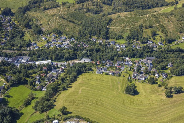 Aerial view, housing estate Im Baukholt an der Volmestraße Bundesstraße B54, meadow area and forest with forest damage, Kierspe, Sauerland, North Rhine-Westphalia, Germany, DE, Europe, property tax, real estate, aerial view, aerial photography, aerial photography, Ruhr area, overview, bird's-eye view, housing estate, living and living, residential area, quality of life, residential neighbourhood, housing estate, residential area, birds-eyes view, overview