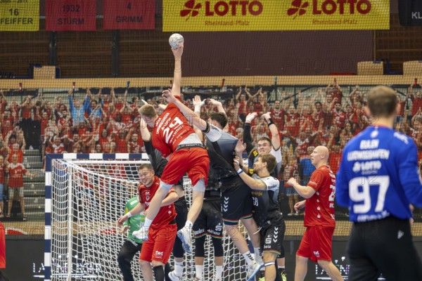 2nd HBL (German Handball League), Season 2025/26, Matchday 1: Eulen Ludwigshafen vs. TUSEM Essen***Picture: Friedrich Schmitt (29, Ludwigshafen) scores a goal after a free throw
