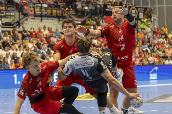 2nd HBL (German Handball League), 2025/26 season, matchday 1: Eulen Ludwigshafen against TUSEM Essen***Picture: The Ludwigshafen defence makes a determined tackle