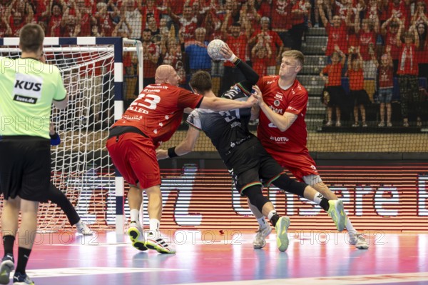 2nd HBL (German Handball League), 2025/26 season, matchday 1: Eulen Ludwigshafen against TUSEM Essen***Picture: The Ludwigshafen defence around Lars Röller (23) and Friedrich Schmitt (29) takes Max Neuhaus (37, Essen) to task