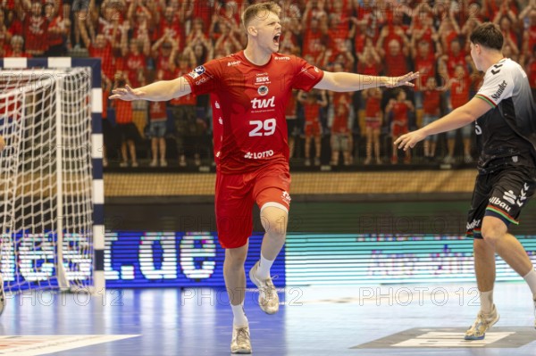 2nd HBL (German Handball League), 2025/26 season, matchday 1: Eulen Ludwigshafen against TUSEM Essen***Picture: Friedrich Schmitt (29, Ludwigshafen) pushes teammates and fans