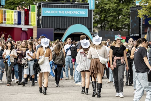 Festival visitors enter the Olympic Stadium at the Superbloom Festival, Day 1 in the Olympic Park, Munich, 30/08/2025
