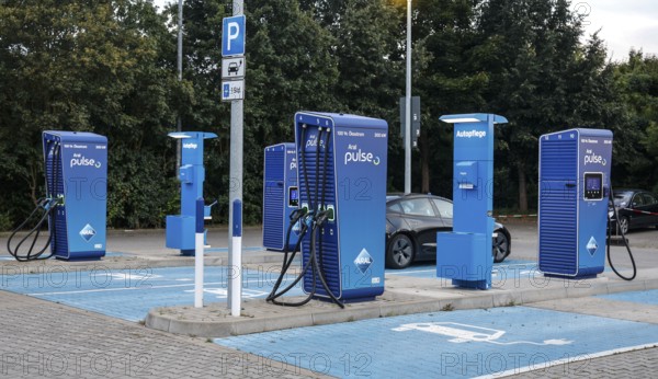 Charging stations with charging plugs at ARAl Pulse, Blankenfelde, 26/08/2025. A Tesla being charged, Berlin, Berlin, Germany