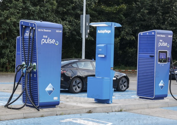 Charging stations with charging plugs at ARAl Pulse, Blankenfelde, 26/08/2025. A Tesla being charged, Berlin, Berlin, Germany