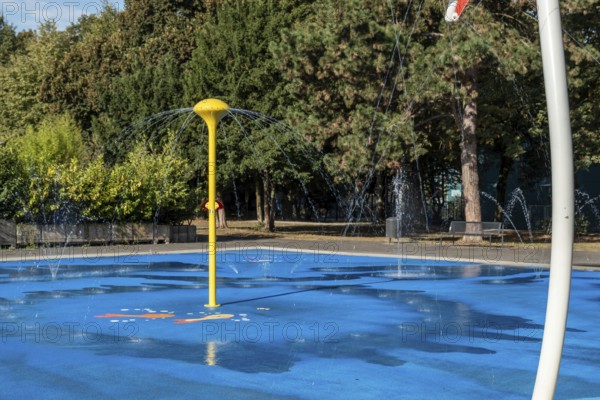 Water playground with yellow fountains, green belt, Cologne, North Rhine-Westphalia, Germany