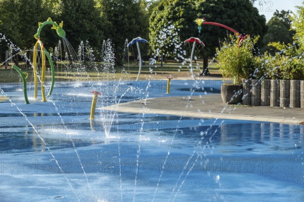 Splashing water jets on the playground, Grüngürtel, Cologne