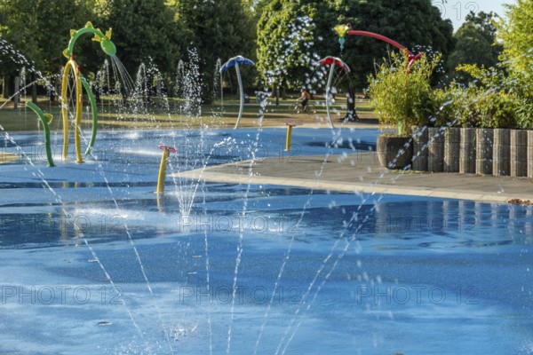 Splashing water jets on the playground, Grüngürtel, Cologne