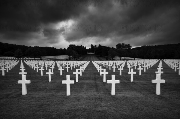 Gravestones, war graves, military graves, US-American military cemetery, Cimetière militaire américain de Saint-Avold, English Lorraine American Cemetery and Memorial, Saint-Avold, black and white, dramatic clouds, Moselle, France