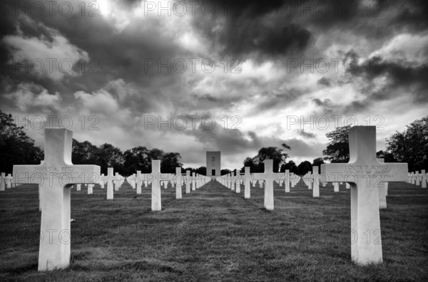 Gravestones, war graves, soldiers' graves, chapel, US-American military cemetery, Cimetière militaire américain de Saint-Avold, English Lorraine American Cemetery and Memorial, Saint-Avold, black and white, dramatic clouds, Moselle, France