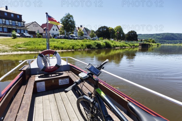 E-bike on yaw rope ferry, passenger ferry on the Weser, from Herstelle to Würgassen, Beverungen, cycle tour in Weserbergland, North Rhine-Westphalia, Germany