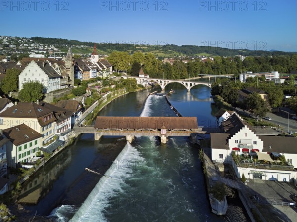 Old town with the tower of the Muri- Amthof, in the foreground the weir and the old wooden bridge crossing the river Reuss, on the right the museum Reusskraftwerk Bruggmühle, Bremgarten, Freiamt, Canton, Aargau, Switzerland