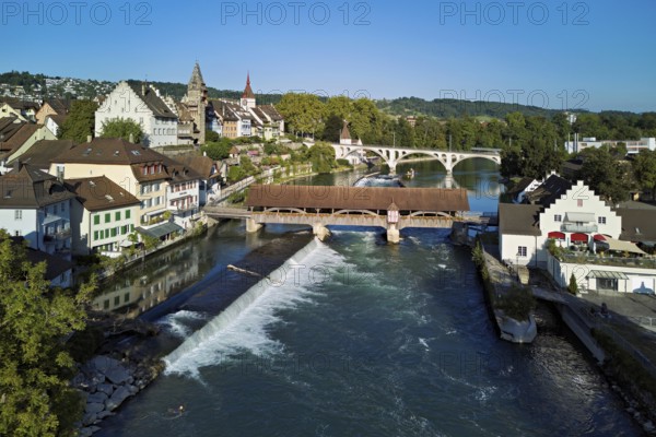 Old town with the tower of the Muri- Amthof, in the foreground the weir and the old wooden bridge crossing the river Reuss, on the right the museum Reusskraftwerk Bruggmühle, Bremgarten, Freiamt, Canton, Aargau, Switzerland