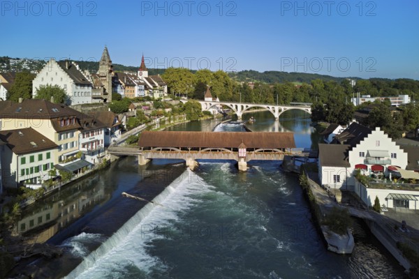 Old town with the tower of the Muri- Amthof, in the foreground the weir and the old wooden bridge crossing the river Reuss, on the right the museum Reusskraftwerk Bruggmühle, Bremgarten, Freiamt, Canton, Aargau, Switzerland