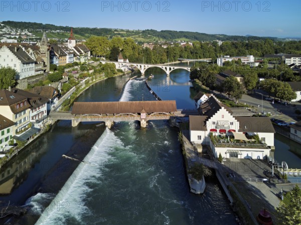 Old town with the tower of the Muri- Amthof, in the foreground the weir and the old wooden bridge crossing the river Reuss, on the right the museum Reusskraftwerk Bruggmühle, Bremgarten, Freiamt, Canton, Aargau, Switzerland