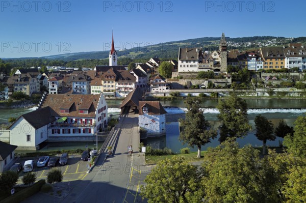Old town with the Catholic Church of St Nicholas and the tower of the Muri- Amthof, in the foreground the upper weir and the old wooden bridge over the river Reuss, Bremgarten, Freiamt, Canton, Aargau, Switzerland