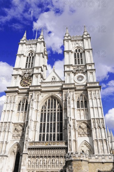 Front view, Twin towers of Westminster Abbey, London, England, Great Britain, Gothic cathedral with two towers under a cloudy sky, London, London region, England, Great Britain