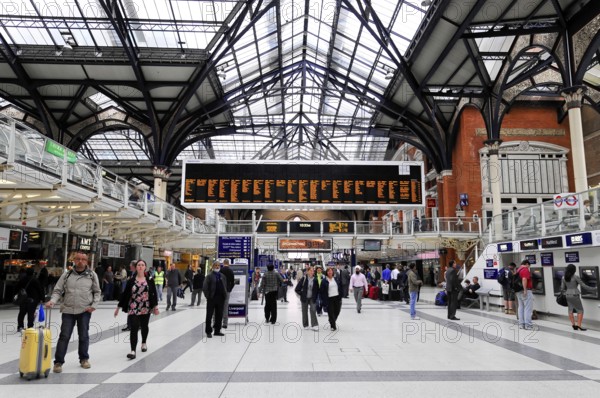 Interior view of Liverpool Street station, London, England, Great Britain, Large hall with clock and shops, busy with passers-by, London, England, Great Britain