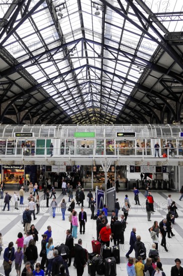 Interior view of Liverpool Street station, London, England, Great Britain, Crowd in the station under a large glass roof, London, England, Great Britain