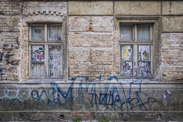 Dilapidated house wall with graffiti, Berlin-Mitte, Berlin, Germany