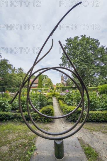 Farm garden with sculpture, Sutthausen Estate, Osnabrück, Lower Saxony, Germany