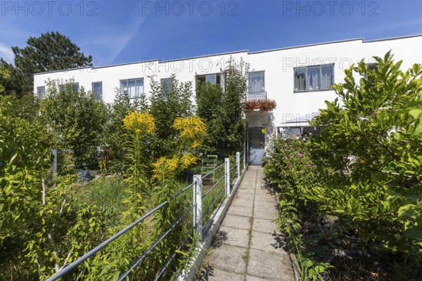 Weissenhof Estate on the Killesberg in Stuttgart. House 5, 9 by architect Jacobus Johannes Pieter Oud. The Werkbund Estate was built in 1927 by the Deutscher Werkbund under the direction of Ludwig Mies van der Rohe by leading representatives of Neues Bauen, partly using experimental materials. Stuttgart, Baden-Württemberg, Germany