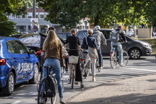 Cycle traffic in Münster, at the intersection of the Ringpromenade, Ludgeristraße to the old town and the Ludgerikreisel roundabout, 2-lane roundabout with over 30, 000 vehicles and over 12, 000 cyclists a day, accident blackspot, cyclists wait for a gap in the traffic to join the roundabout, Münster, North Rhine-Westphalia, Germany