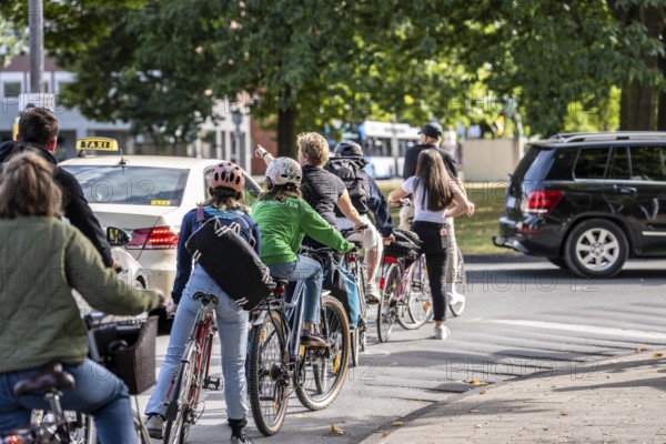 Cycle traffic in Münster, at the intersection of the Ringpromenade, Ludgeristraße to the old town and the Ludgerikreisel roundabout, 2-lane roundabout with over 30, 000 vehicles and over 12, 000 cyclists a day, accident blackspot, cyclists wait for a gap in the traffic to join the roundabout, Münster, North Rhine-Westphalia, Germany
