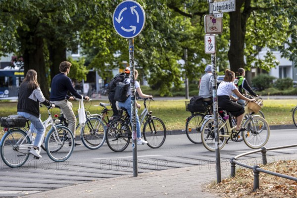 Cycle traffic in Münster, at the intersection of the Ringpromenade, Ludgeristraße to the old town and the Ludgerikreisel roundabout, 2-lane roundabout with over 30, 000 vehicles and over 12, 000 cyclists a day, accident blackspot, cyclists wait for a gap in the traffic to join the roundabout, Münster, North Rhine-Westphalia, Germany