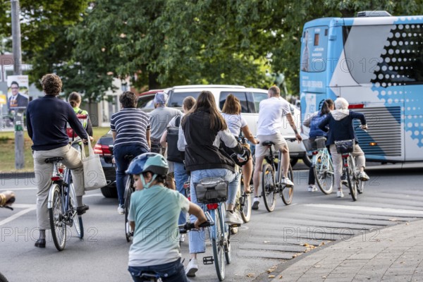 Cycle traffic in Münster, at the intersection of the Ringpromenade, Ludgeristraße to the old town and the Ludgerikreisel roundabout, 2-lane roundabout with over 30, 000 vehicles and over 12, 000 cyclists a day, accident blackspot, cyclists wait for a gap in the traffic to join the roundabout, Münster, North Rhine-Westphalia, Germany