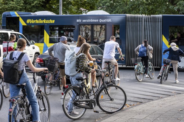 Cycle traffic in Münster, at the intersection of the Ringpromenade, Ludgeristraße to the old town and the Ludgerikreisel roundabout, 2-lane roundabout with over 30, 000 vehicles and over 12, 000 cyclists a day, accident blackspot, cyclists wait for a gap in the traffic to join the roundabout, Münster, North Rhine-Westphalia, Germany