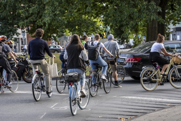 Cycle traffic in Münster, at the intersection of the Ringpromenade, Ludgeristraße to the old town and the Ludgerikreisel roundabout, 2-lane roundabout with over 30, 000 vehicles and over 12, 000 cyclists a day, accident blackspot, cyclists wait for a gap in the traffic to join the roundabout, Münster, North Rhine-Westphalia, Germany