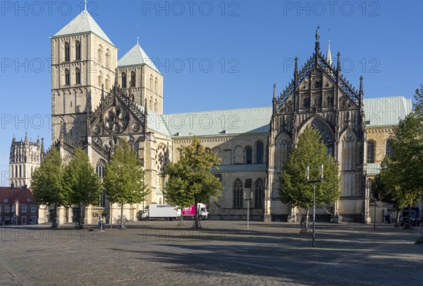 Historic old town, St Paul's Cathedral on the market square, medieval Romanesque cathedral, in the background the Liebfrauen-Überwasserkirche, in Münster, North Rhine-Westphalia, Germany