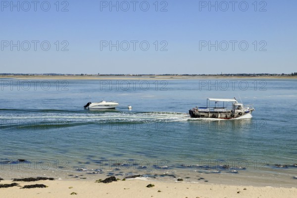 Boats off the Pen-Bron peninsula in the Gulf of Le Grand-Traict, Le Croisic, Loire-Atlantique, Pays de la Loire, France