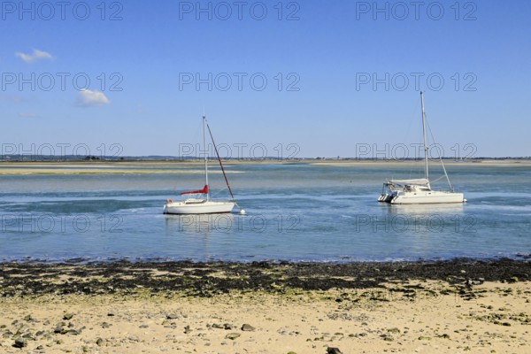 Boats off the Pen-Bron peninsula in the Gulf of Le Grand-Traict, Le Croisic, Loire-Atlantique, Pays de la Loire, France